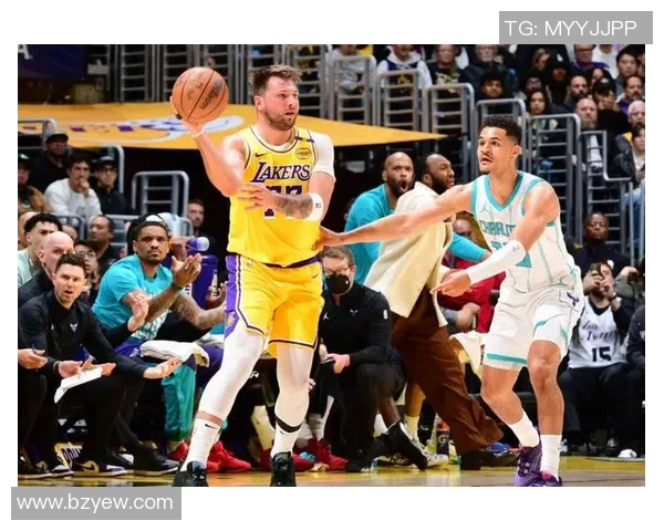 东契奇44+12无缘今天最佳！格兰特绝杀也落选，只因小卡压哨绝杀